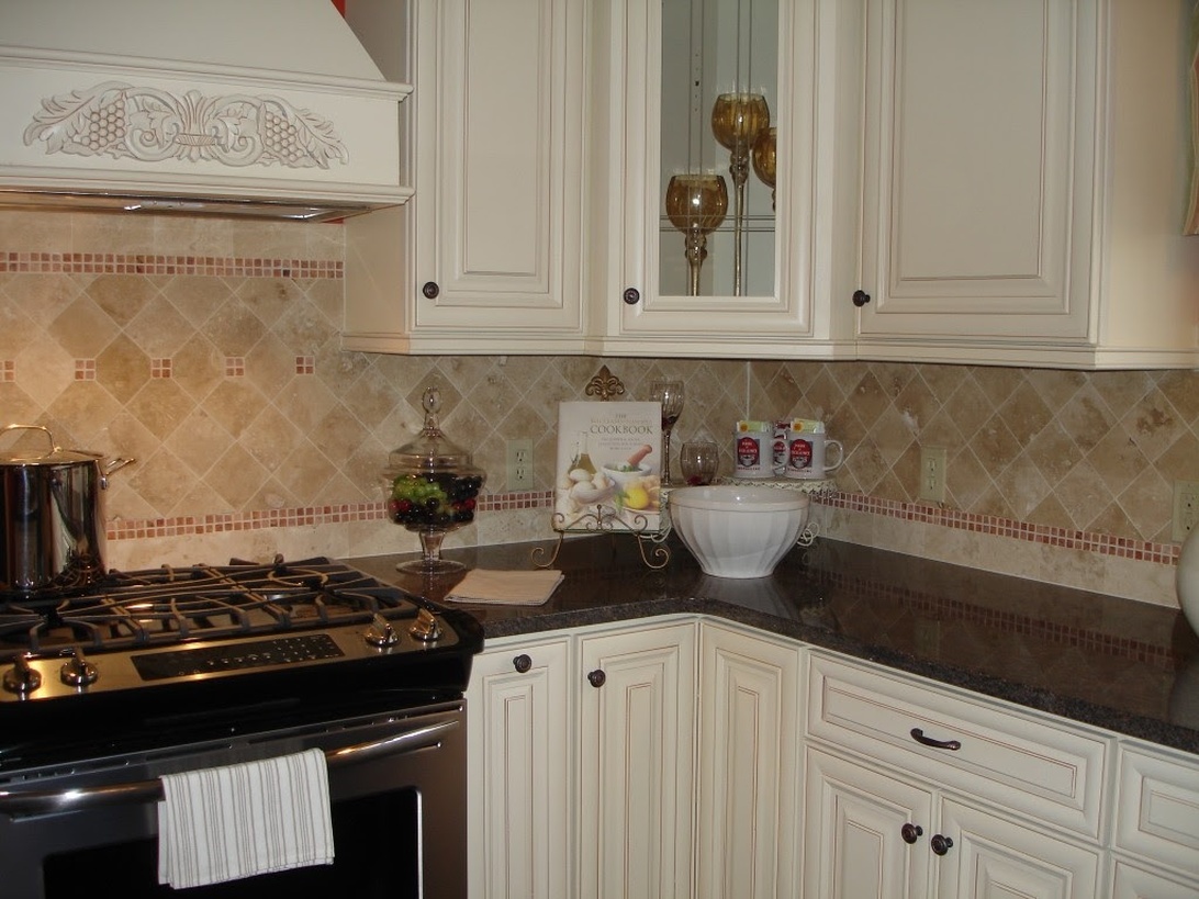 Traditionele witte keuken met kleine zwarte knoppen